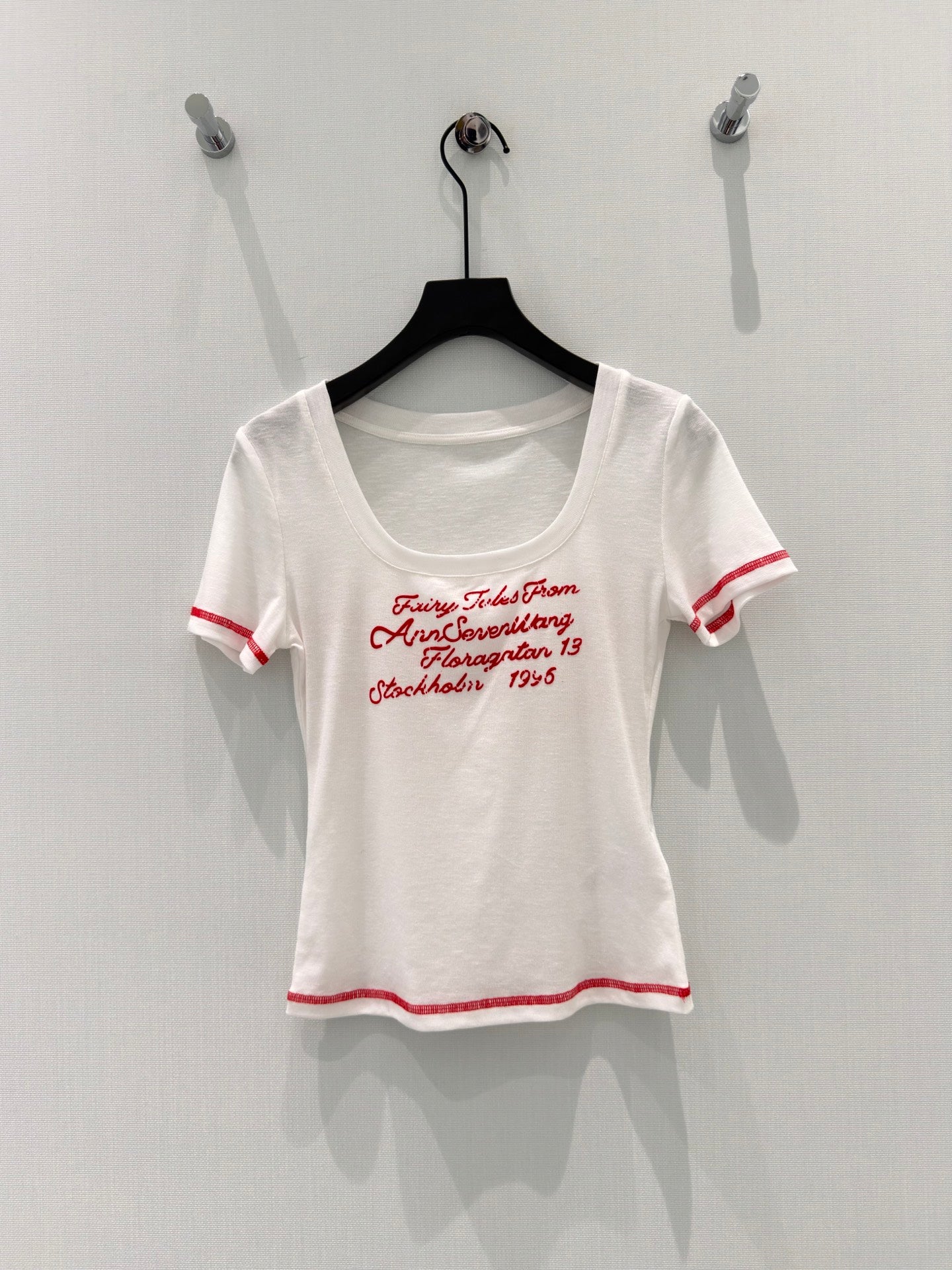 Dio Vintage script embroidered crop tee