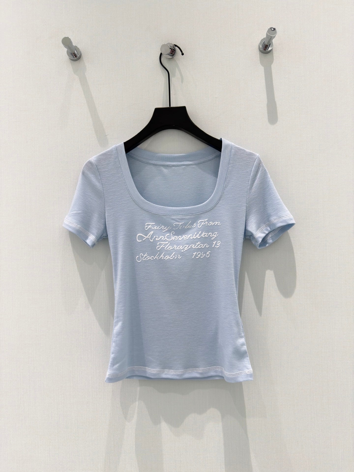 Dio Vintage script embroidered crop tee
